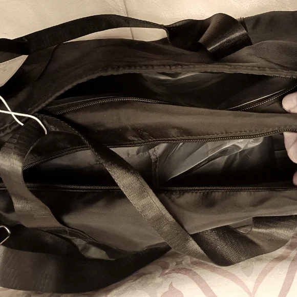 Halara gym duffle bag with adjustable strap, new - Picture 4 of 14